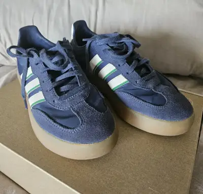 Zapatillas deportivas azul Adidas con suela de goma - miniatura 1