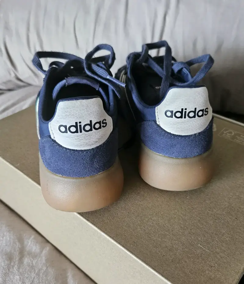 Zapatillas deportivas azul Adidas con suela de goma - 2