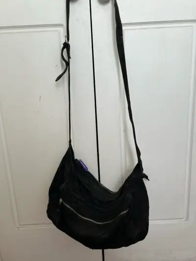 Bolso bandolera de gamuza negro con cierre - miniatura 1