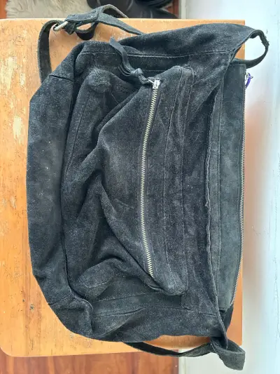 Bolso bandolera de gamuza negro con cierre - miniatura 2
