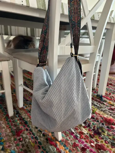 Bolso de tela gris con correa estampada - miniatura 1