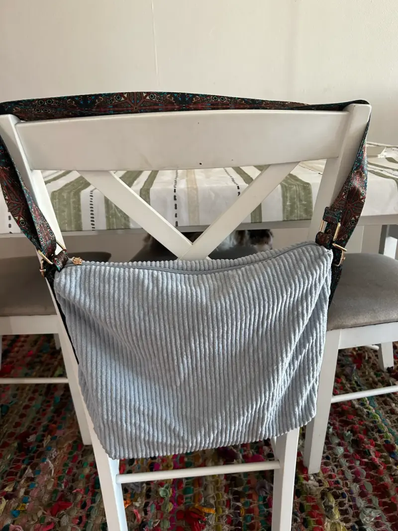 Bolso de tela gris con correa estampada - 2