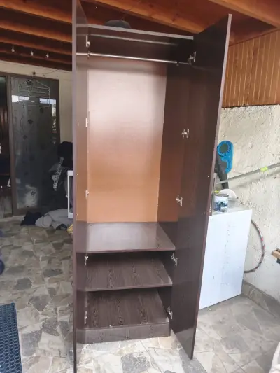 Armario de madera con puertas y estantes - miniatura 1