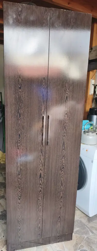 Armario de madera con puertas y estantes - miniatura 2