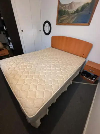 Cama matrimonial con colchón en buen estado - miniatura 1
