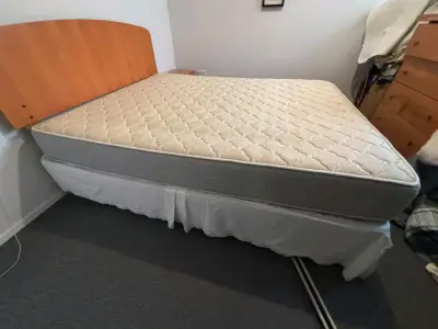 Cama matrimonial con colchón en buen estado - miniatura 2