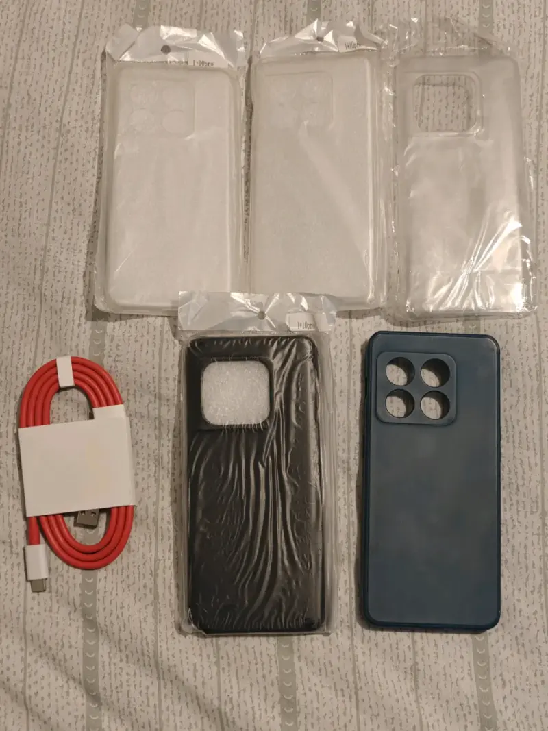Smartphone OnePlus 10 Pro con funda y accesorios - 4