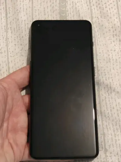Smartphone OnePlus 10 Pro con funda y accesorios - miniatura 5