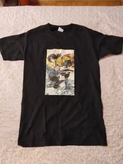 Polera negra con diseño de anime - miniatura 1