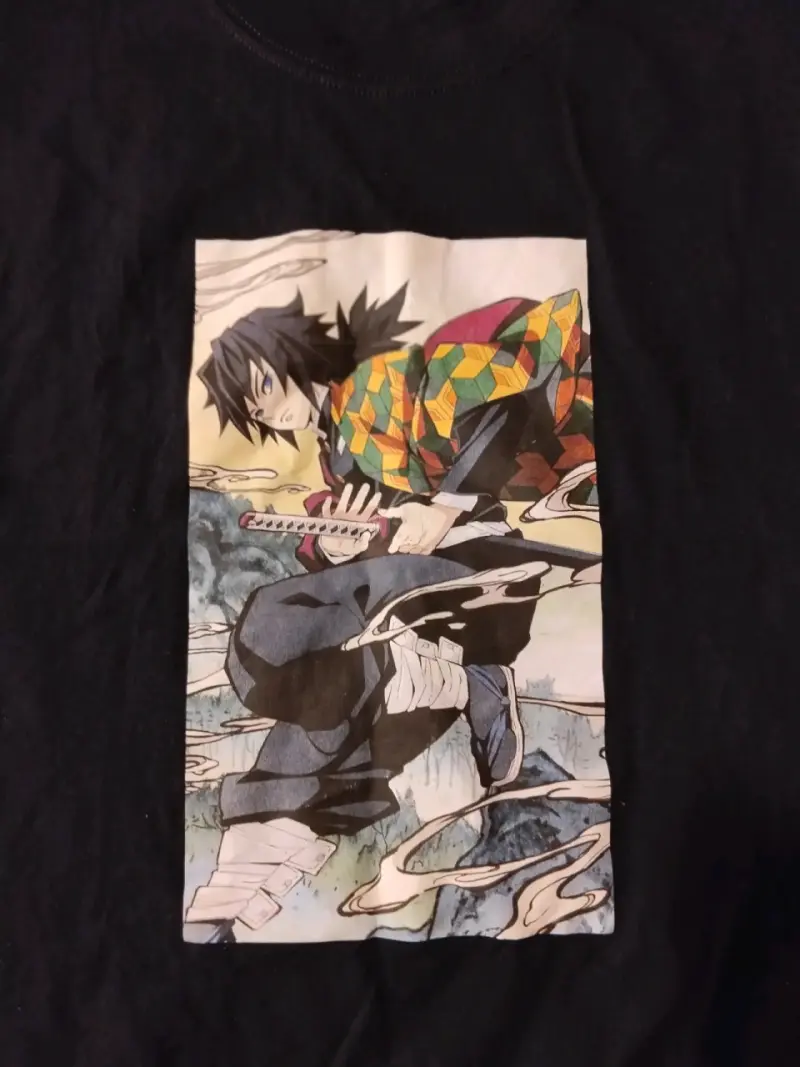 Polera negra con diseño de anime - 2