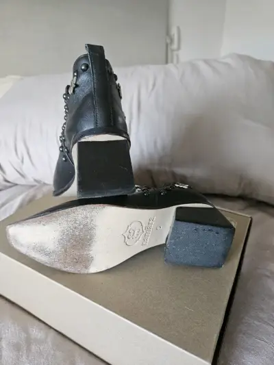 Botines de cuero negro con estrellas y tachas - miniatura 1