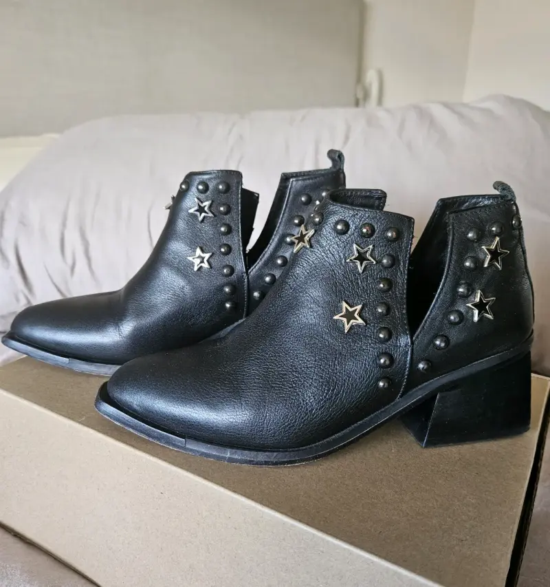 Botines de cuero negro con estrellas y tachas - 2