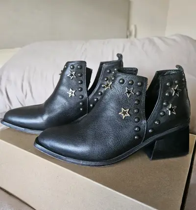 Botines de cuero negro con estrellas y tachas - miniatura 2