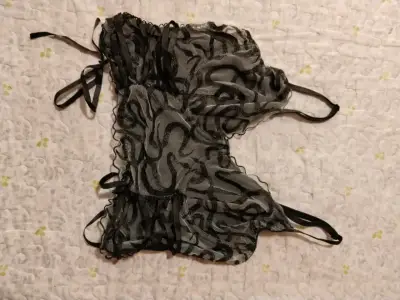 Top de encaje negro con diseño transparente - miniatura 1