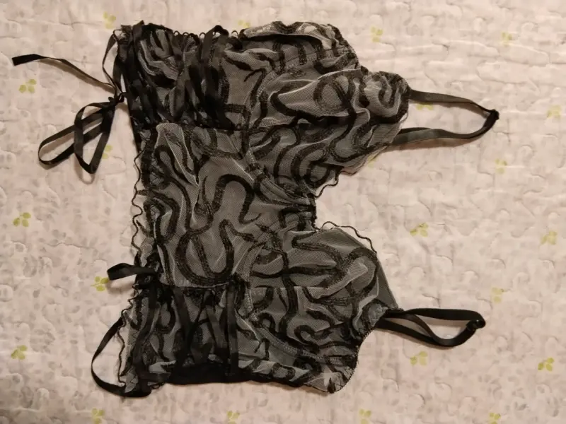 Top de encaje negro con diseño transparente - 2