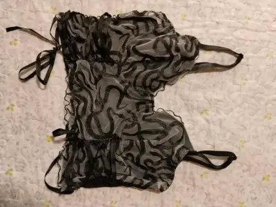 Top de encaje negro con diseño transparente - miniatura 2