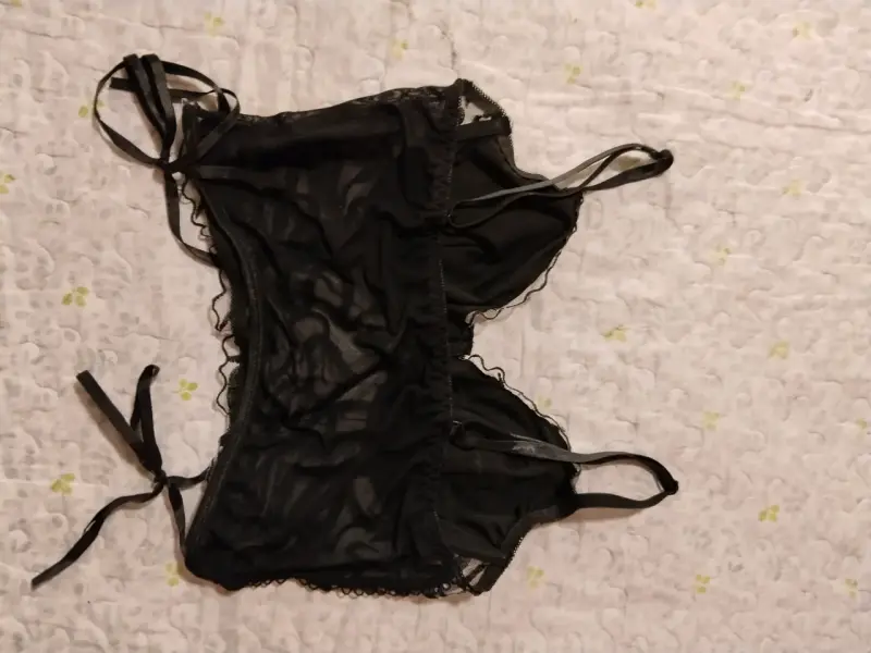 Top de encaje negro con diseño transparente - 3