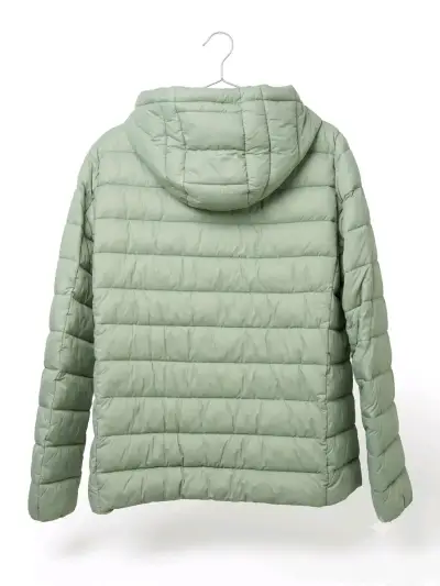 Chaqueta acolchada verde con capucha para hombre - miniatura 2