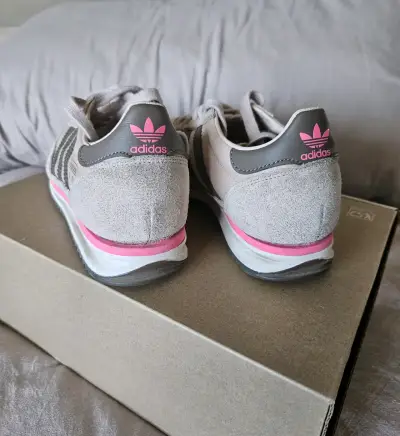Zapatillas Adidas beige con detalles rosados - miniatura 1