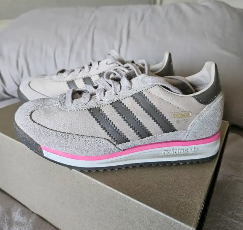 Zapatillas Adidas beige con detalles rosados - 2