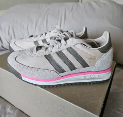 Zapatillas Adidas beige con detalles rosados - miniatura 2