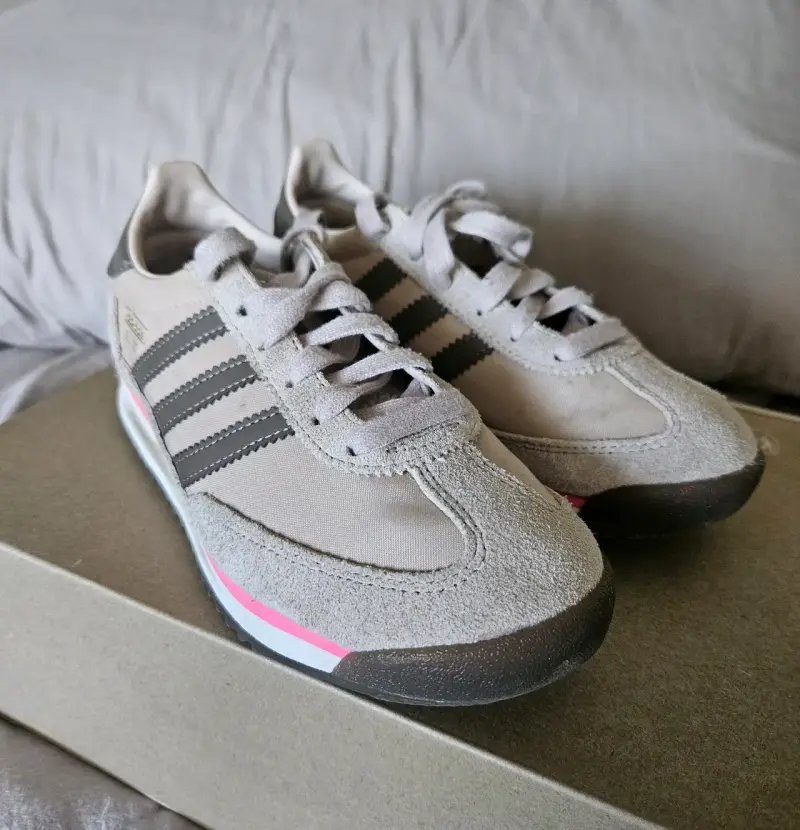 Zapatillas Adidas beige con detalles rosados - 3