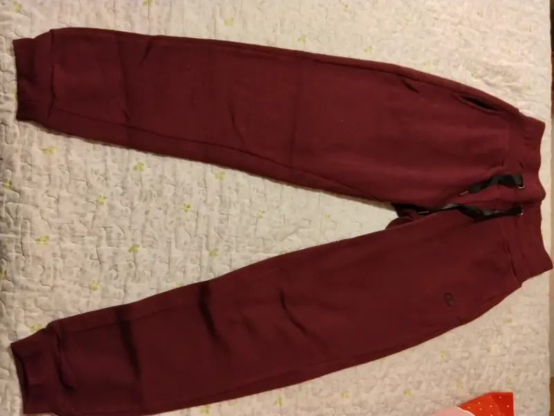 Pantalones deportivos burdeos