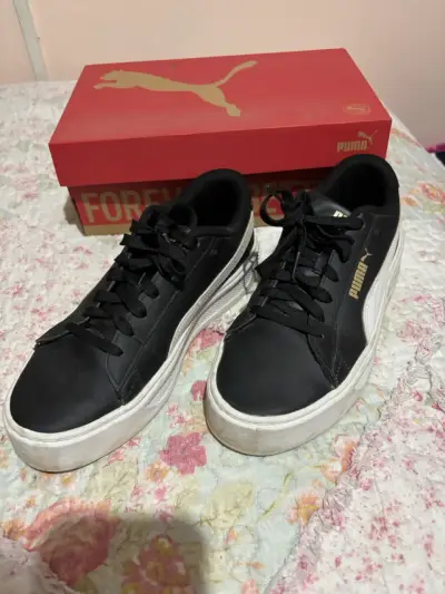 Zapatillas negras Puma con suela blanca - miniatura 1
