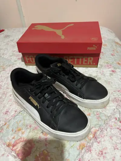 Zapatillas negras Puma con suela blanca - miniatura 2