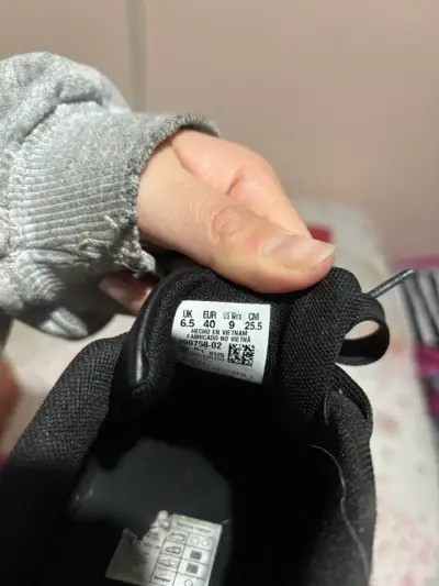Zapatillas negras Puma con suela blanca - miniatura 3