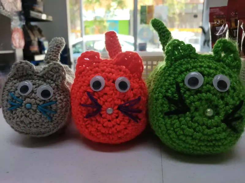 Set de tres gatos tejidos a crochet coloridos