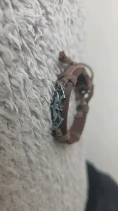 Pulsera de cuero con diseño metálico - miniatura 1