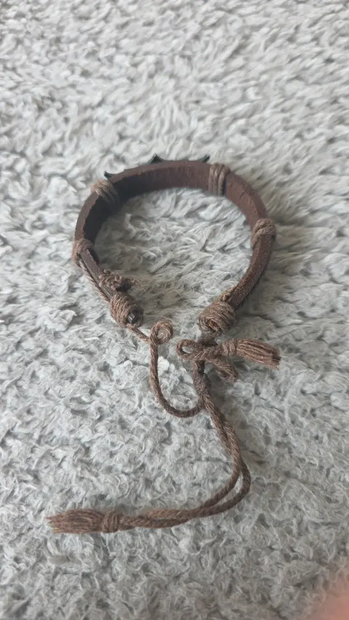 Pulsera de cuero con diseño metálico - 2