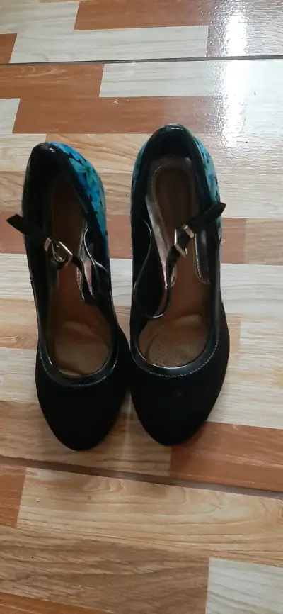 Zapatos de tacón negro con diseño floral - miniatura 1