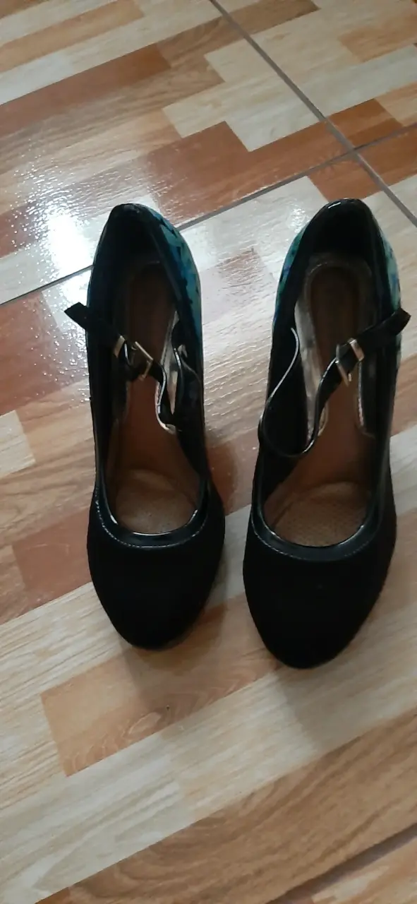 Zapatos de tacón negro con diseño floral - 2