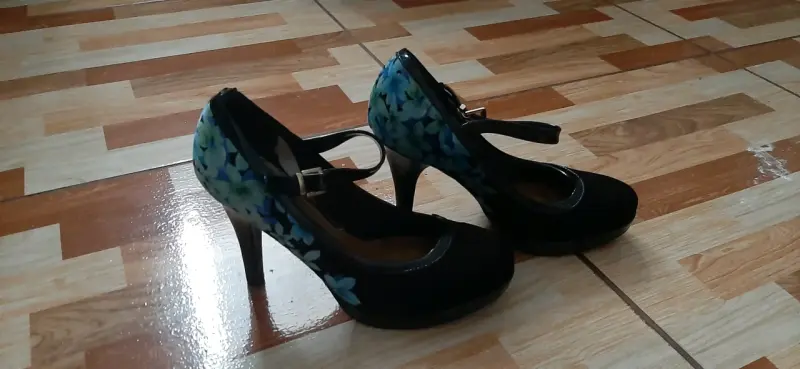 Zapatos de tacón negro con diseño floral - 3
