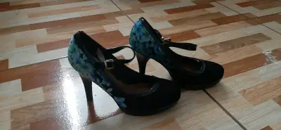Zapatos de tacón negro con diseño floral - miniatura 3