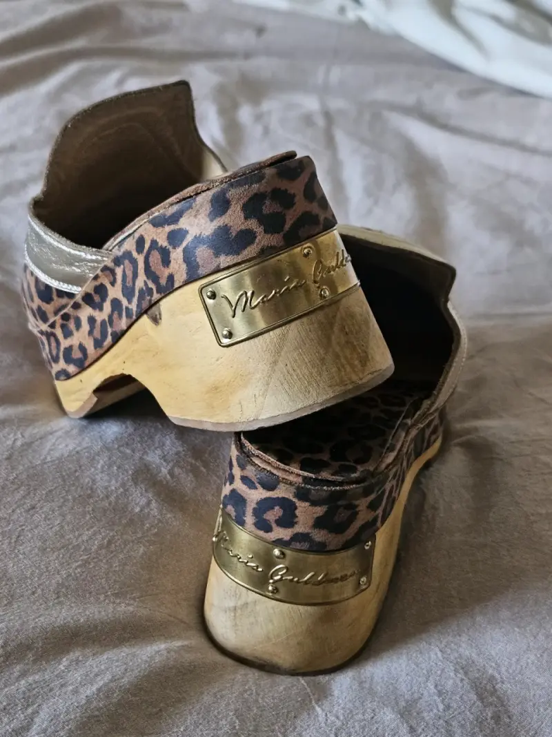 Zuecos de Leopardo con Detalles Dorados - 1