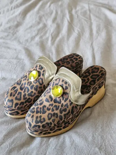 Zuecos de Leopardo con Detalles Dorados - miniatura 2