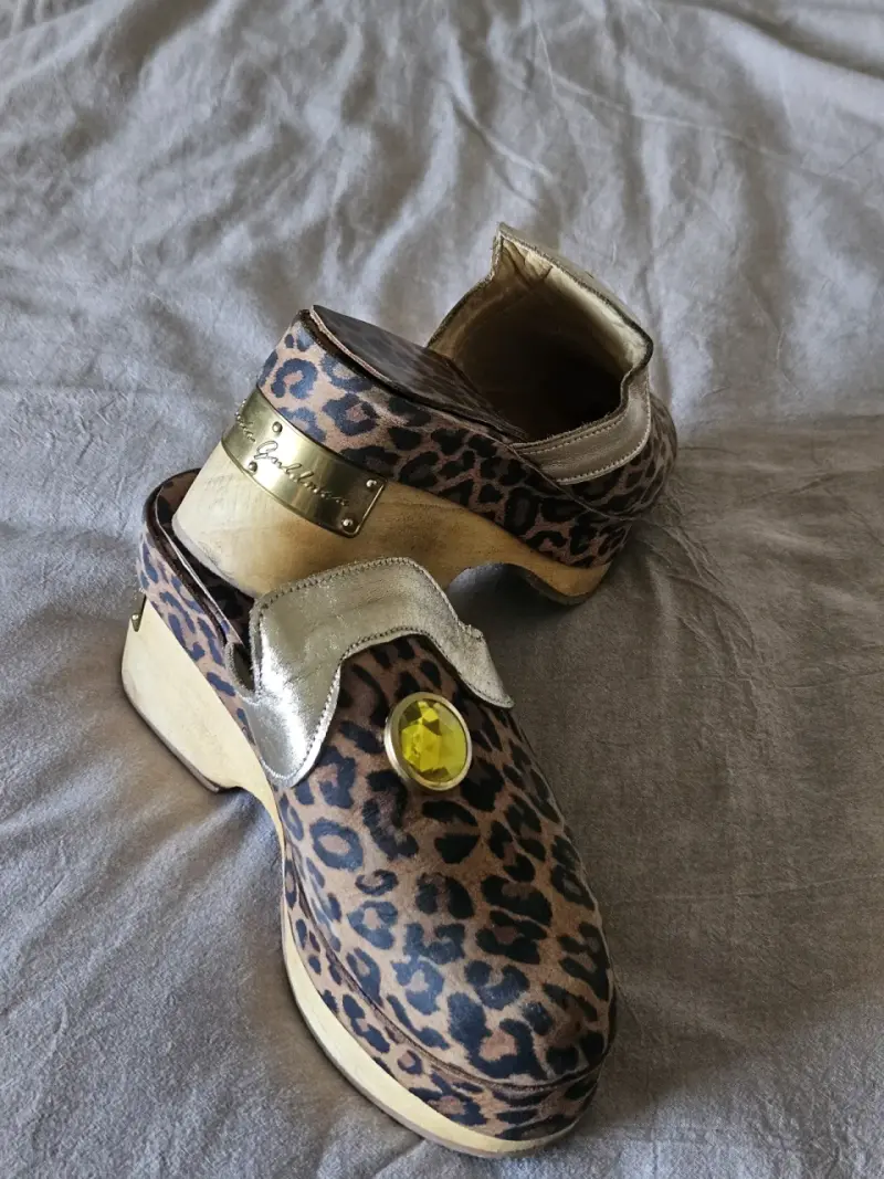Zuecos de Leopardo con Detalles Dorados - 3