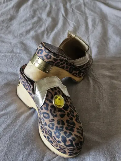 Zuecos de Leopardo con Detalles Dorados - miniatura 3