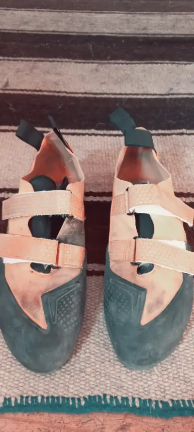 Zapatillas de escalada con velcro talla 43. 27,5cm - miniatura 1
