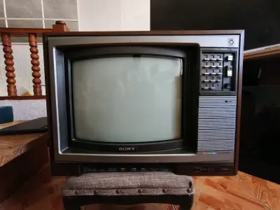 Televisor Sony Trinitron Color Retro - miniatura 3
