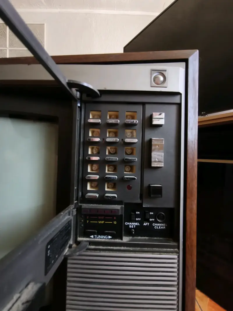 Televisor Sony Trinitron Color Retro - 4