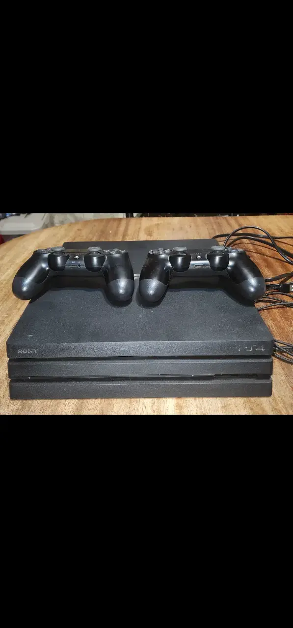 Consola Sony PS4 Pro con dos controles - 1
