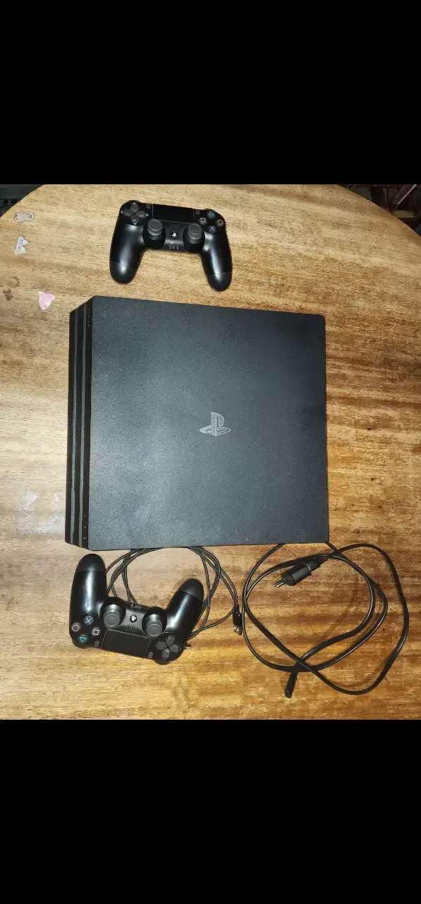 Consola Sony PS4 Pro con dos controles - 2