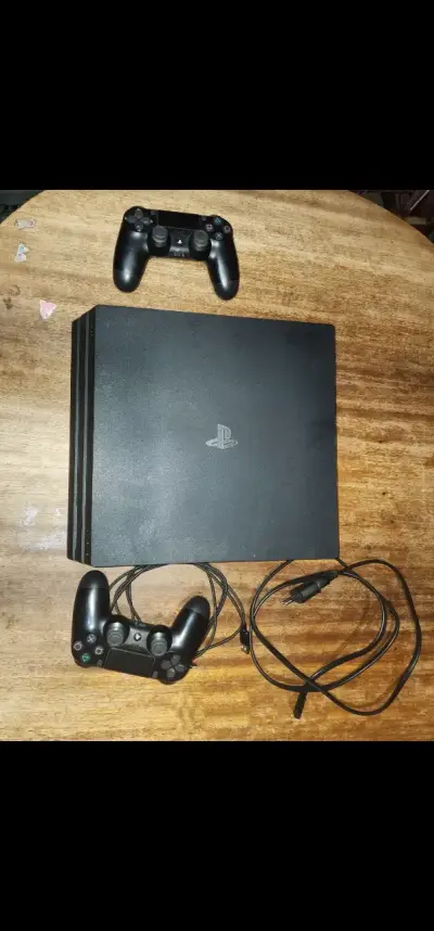 Consola Sony PS4 Pro con dos controles - miniatura 2
