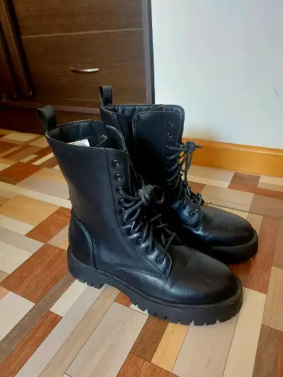 Botas negras de cuero con cordones - miniatura 1