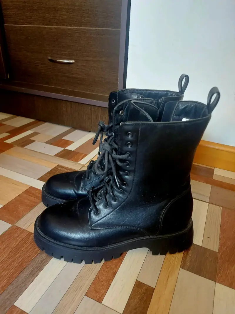 Botas negras de cuero con cordones - 2