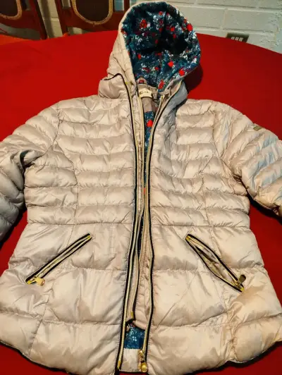 Chaqueta acolchada beige con capucha floral - miniatura 1